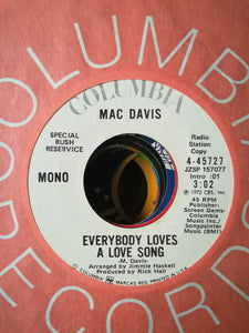 Mac Davis : Everybody Loves A Love Song (7", Promo)