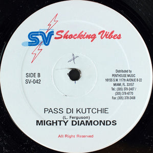 Mighty Diamonds* & Fragga Ranks : Chalice In A Circle / Pass Di Kutchie (12")