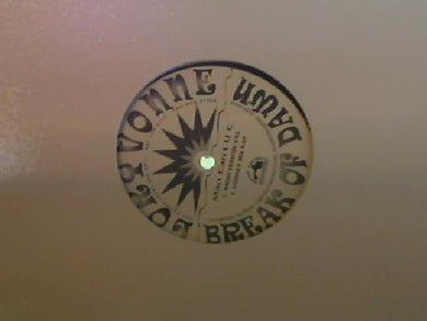 Loryvonne & Break A Dawn : Man Can't U C (12