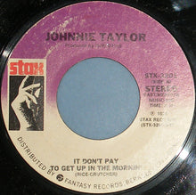 Load image into Gallery viewer, Johnnie Taylor : Just Keep On Lovin&#39; Me (7&quot;, Mono)