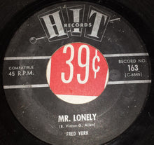Load image into Gallery viewer, Fred York, The Chords (4) : Mr. Lonely / 2 + 2 (7")