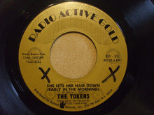 Load image into Gallery viewer, The Tokens : She Lets Her Hair Down (Early In The Morning) / Green Tambourine (7", Single, RE)